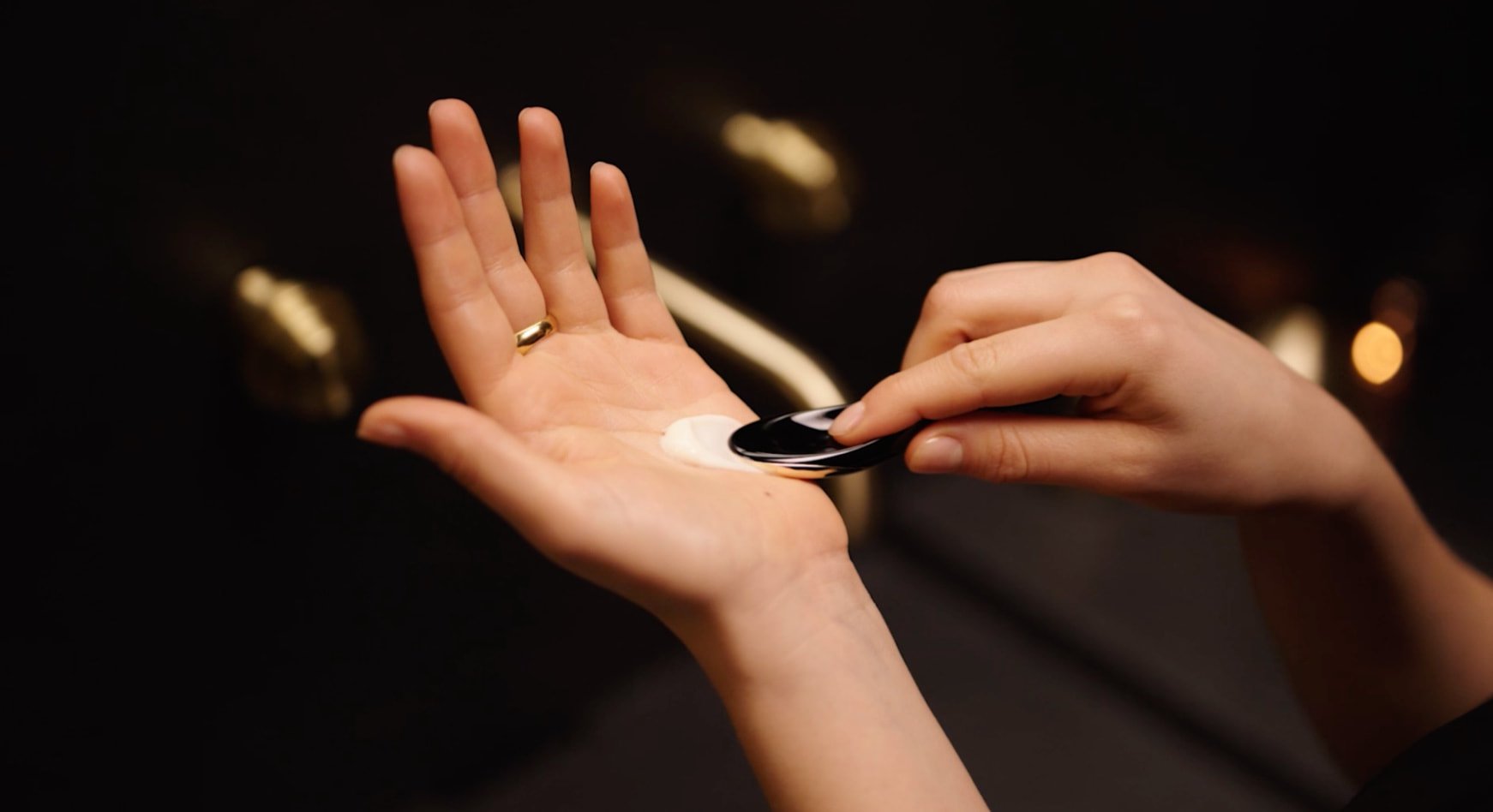Cómo aplicar Absolue Soft Cream de lancome